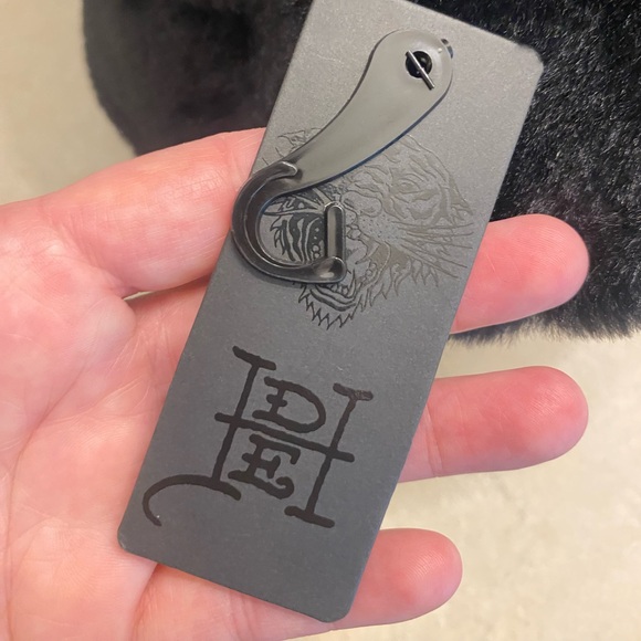 Ed Hardy Woman’s Fox Fur Bucket Hat with Skull and Roses Embroidery NWT Warm!! - Picture 3 of 5